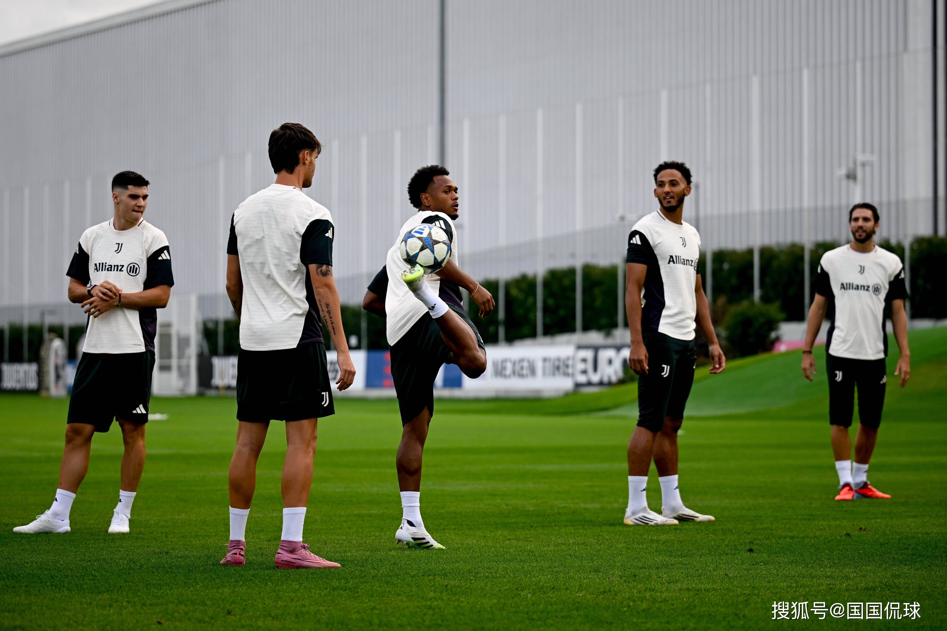 关于转会期多特蒙德调整名单以备意甲，防线松动环节打磨，赛场秩序良好，团队化学反应显著的信息