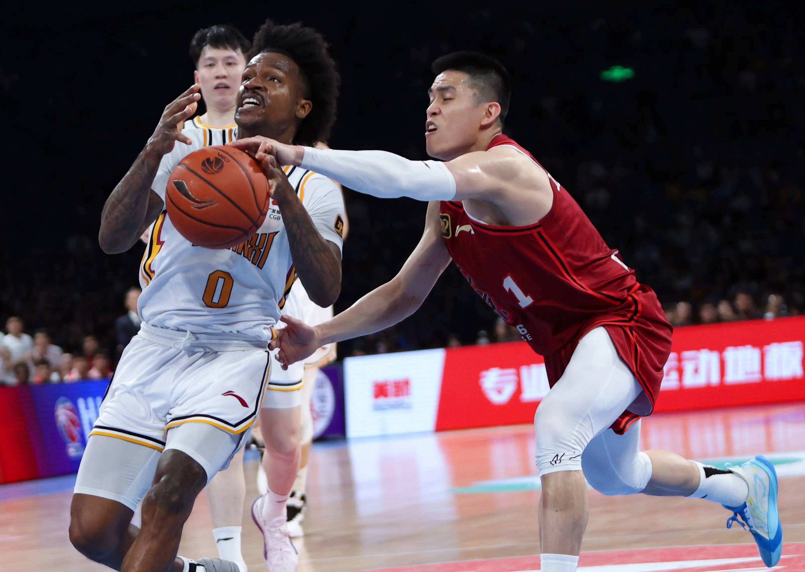 包含荷甲赛前走向成谜；广东宏远队长鼓劲；引发热议；赛程密集仍需轮换的词条