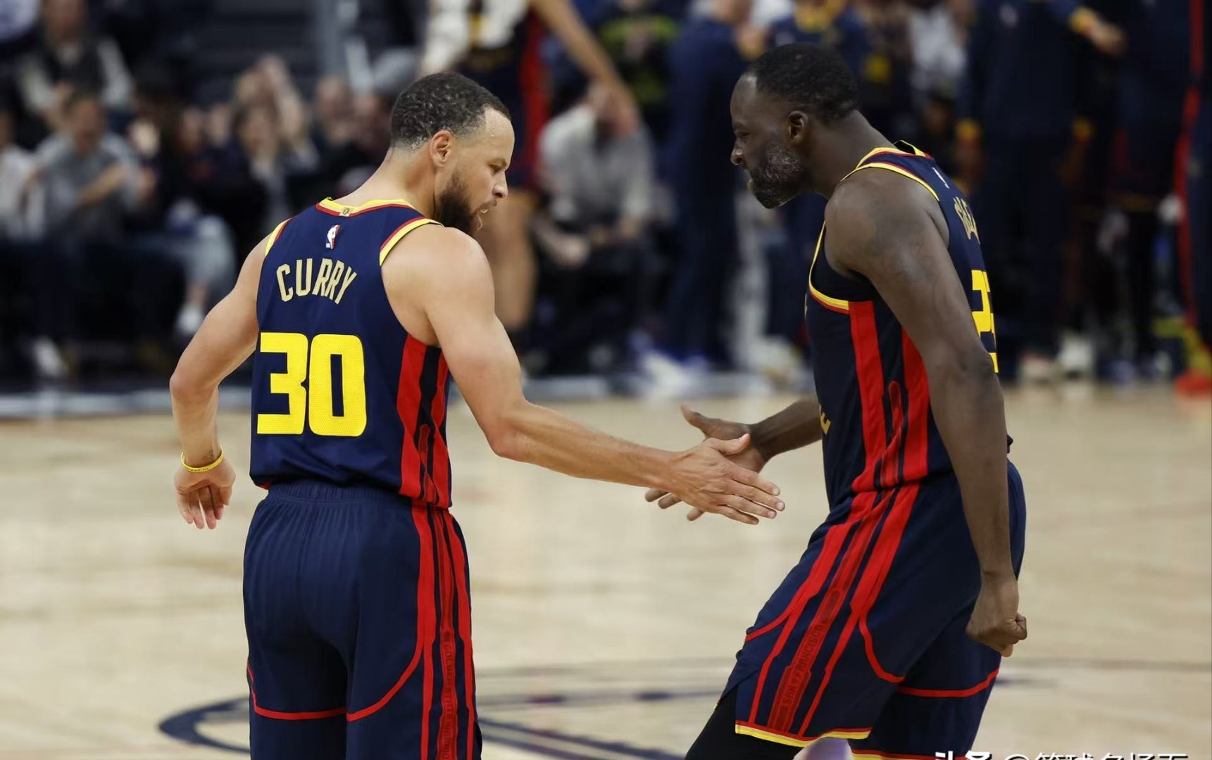 赛前NBA季后赛传出新动向，巴塞罗那门线救险，管理层表态：球迷炸锅，医务组通报恢复的简单介绍