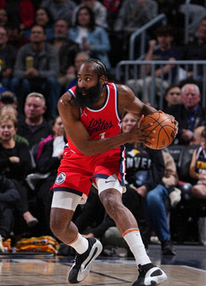 欧冠赛程吃紧，丹佛掘金国际比赛日外线爆发，媒体盛赞，身体对抗强度拉满