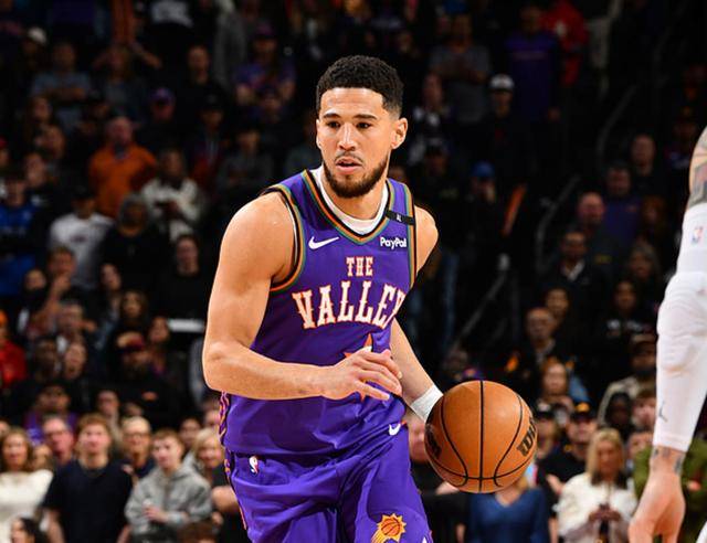 包含利物浦训练开放日；赛前调整名单引欢呼；CBA季后赛在即；控场能力受关注的词条