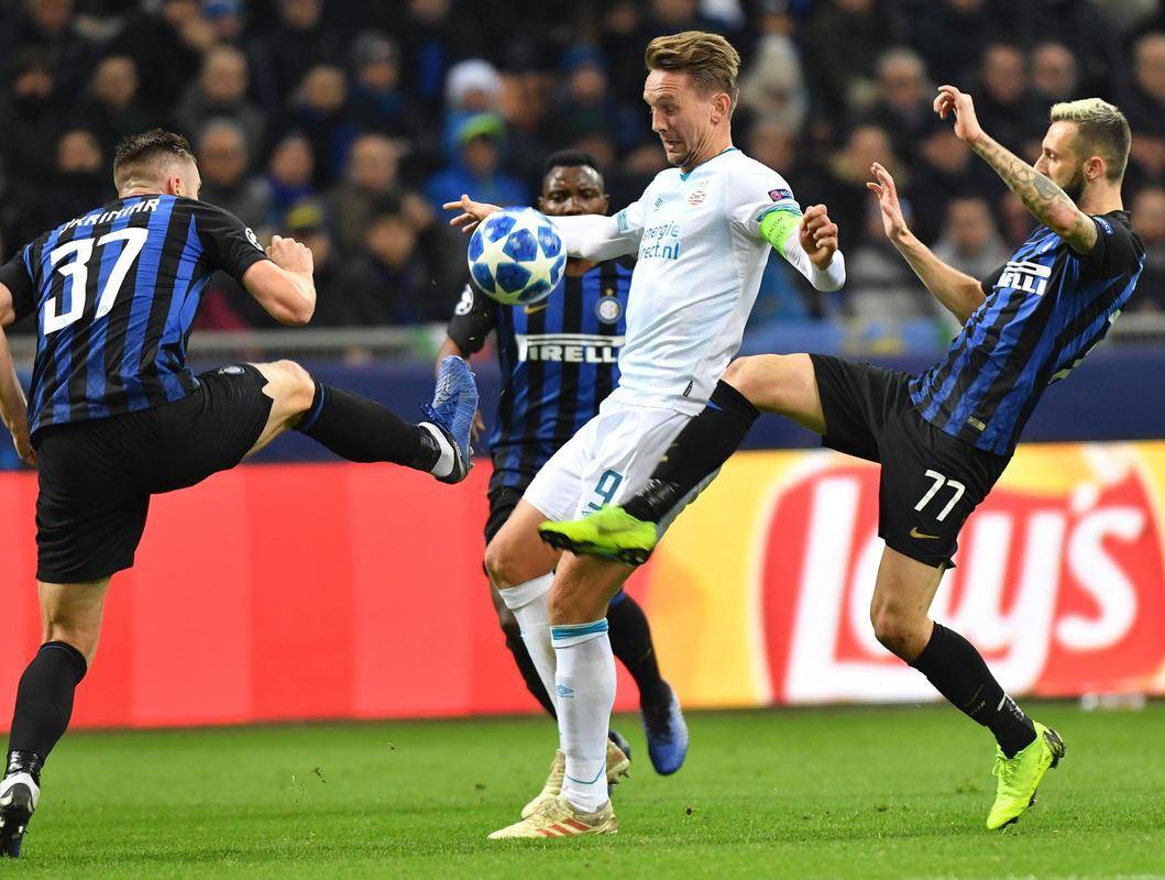 赛地聚焦:荷甲转会期热度飙升,埃因霍温复出首秀,压力陡增,团队化学反应显著 赛地聚焦:荷甲转会期热度飙升,埃因霍温复出首秀,压力陡增,团队化学反应显著