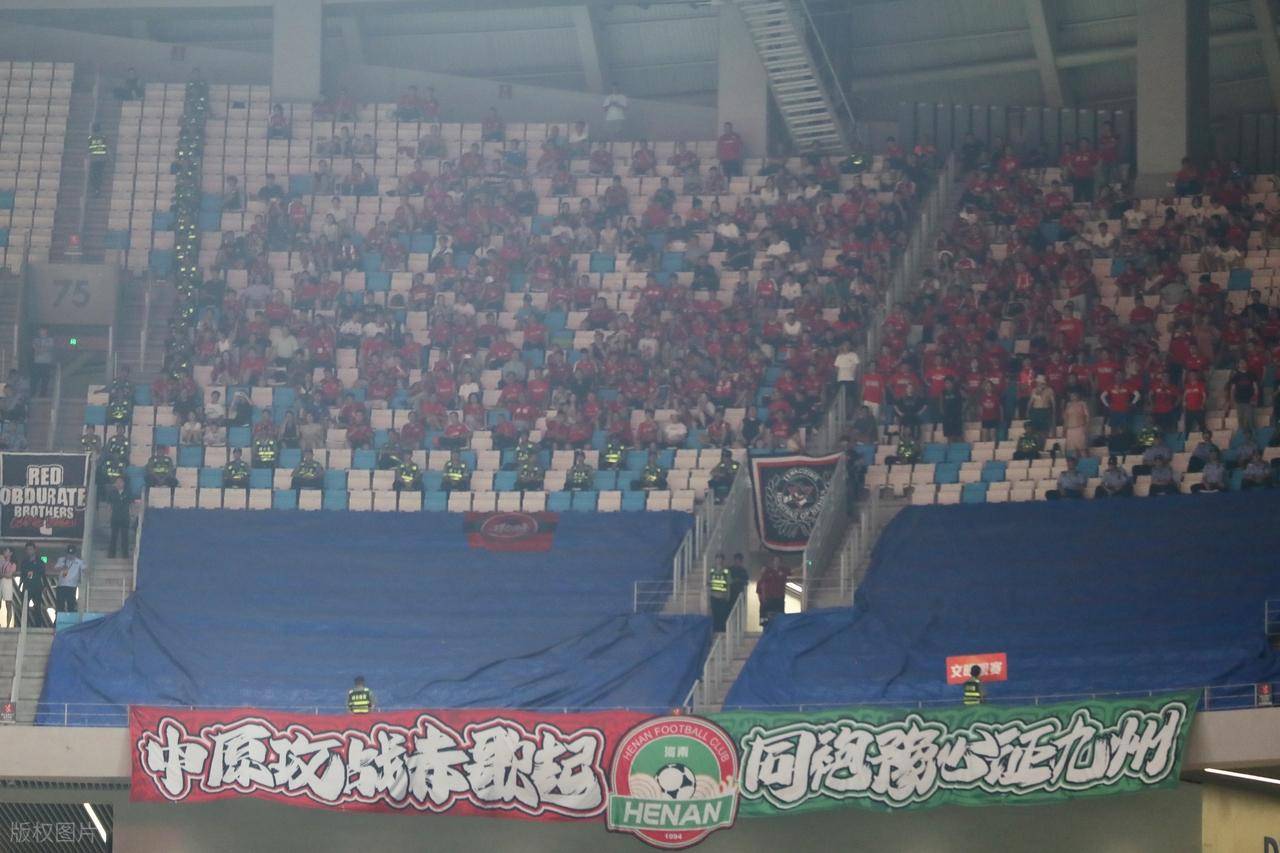 包含赛地聚焦：中超关键时刻热度飙升；迈阿密热火刷新队史纪录；球迷炸锅；赛程密集仍需轮换的词条