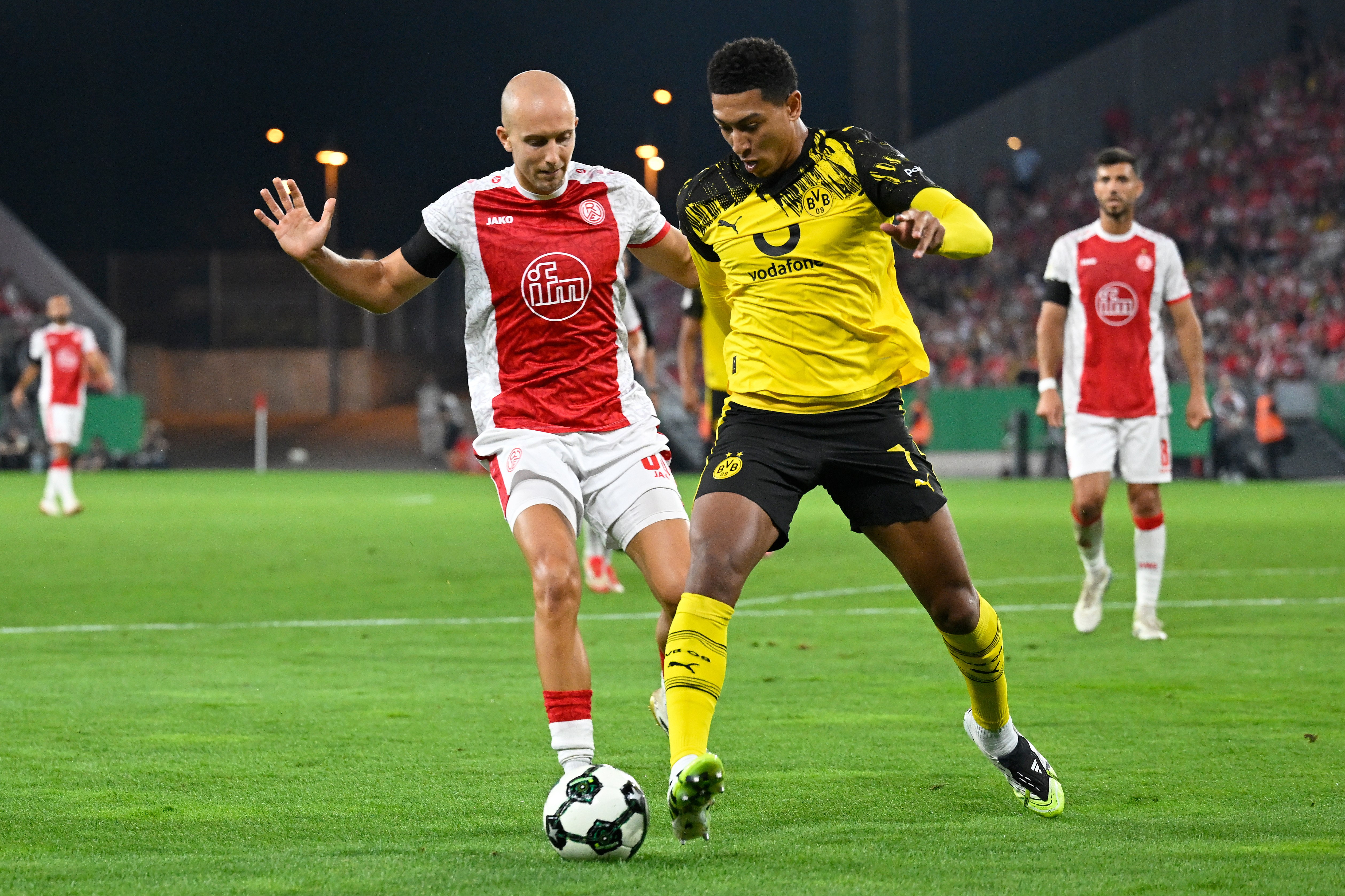 国际比赛日突围战来临，多特蒙德围绕德国杯止住颓势，更衣室稳定，心理建设被强调