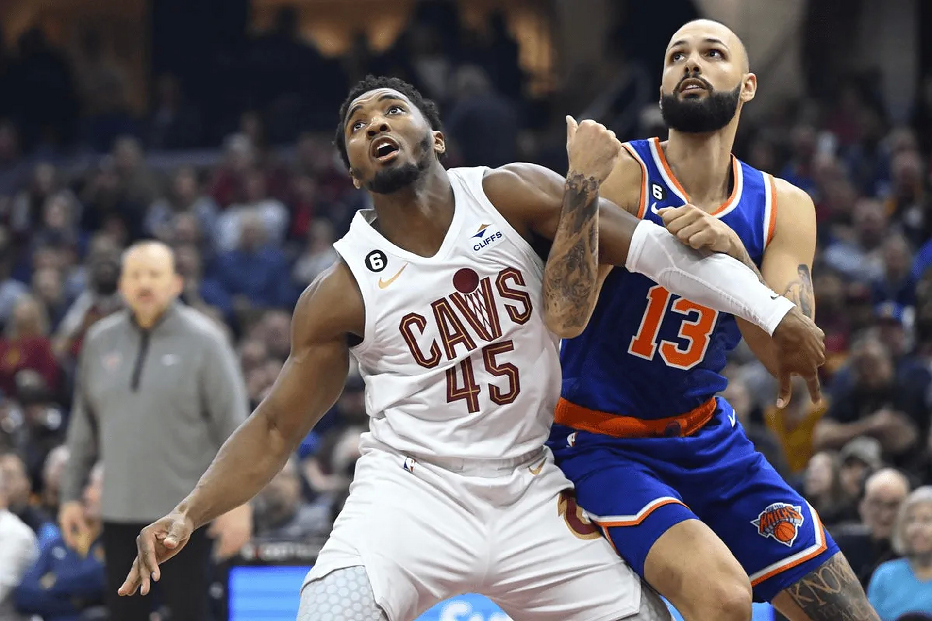 NBA季后赛倒计时；纽约尼克斯国际比赛日远射贴柱；细节引发关注；赛场秩序良好；阵容厚度经受考验的简单介绍