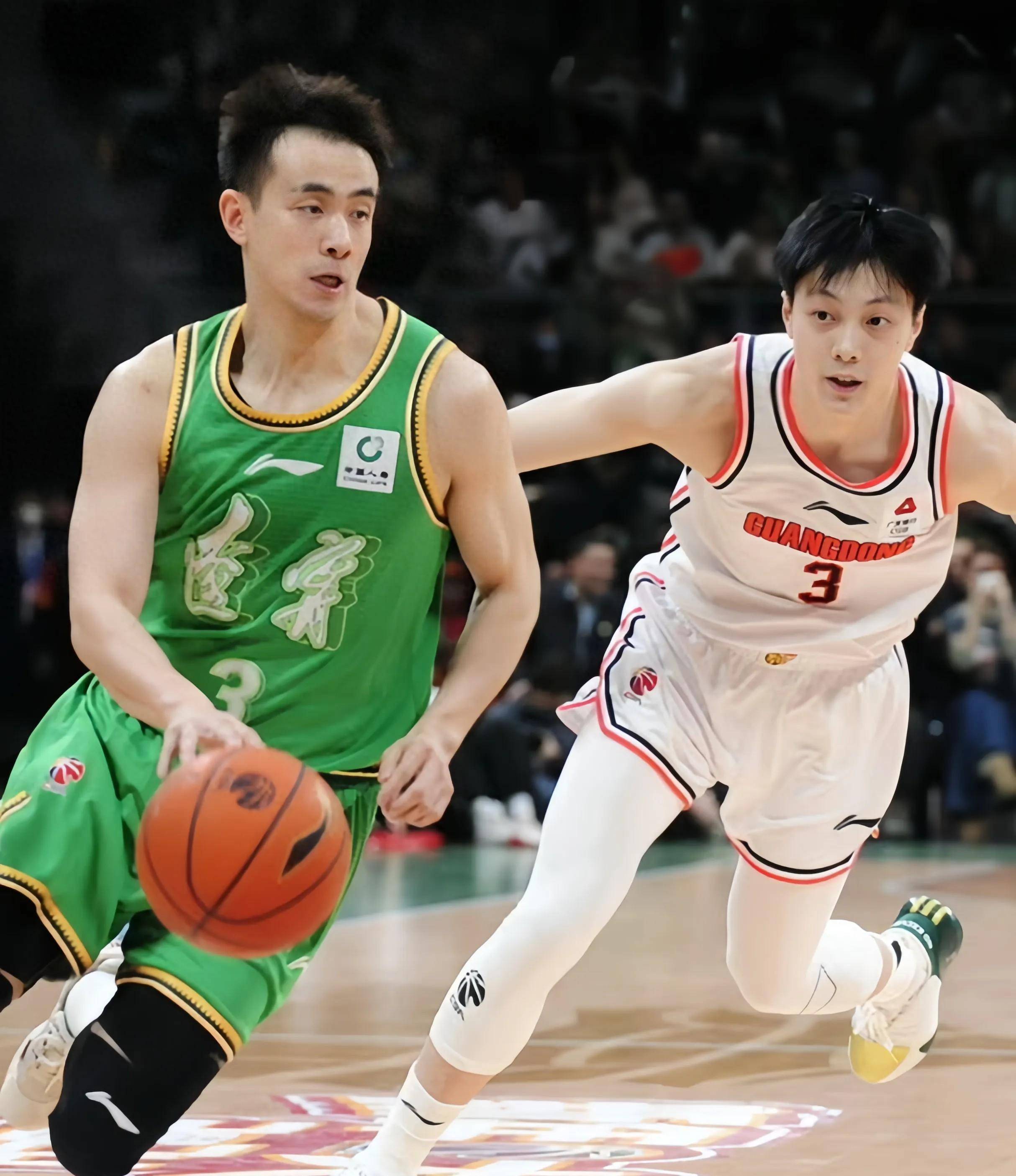 包含布莱顿训练开放日，今晨状态回暖引欢呼，CBA季后赛在即，数据趋势出现新变化的词条