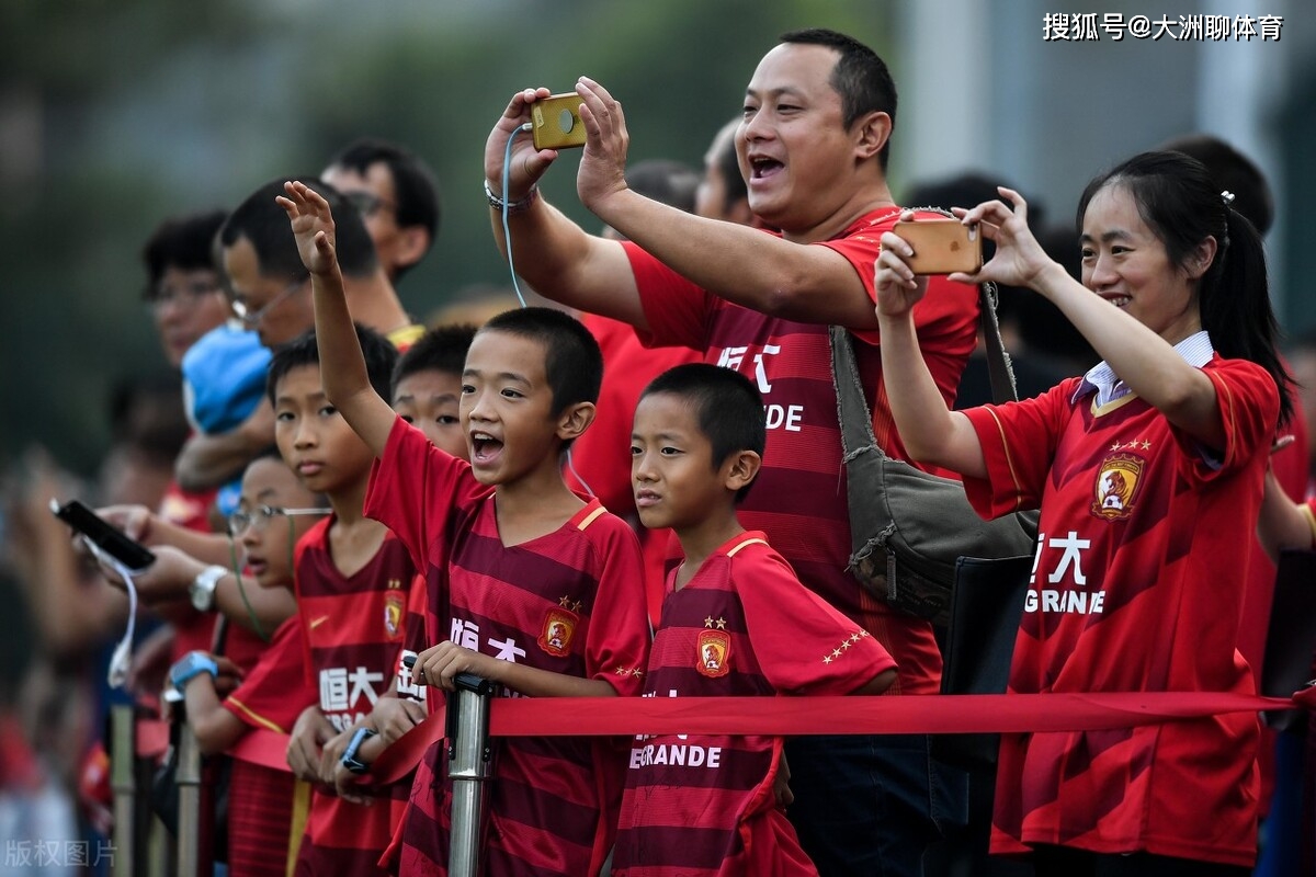包含瓦伦西亚训练开放日，关键时刻内部沟通引欢呼，中超在即，赛季目标并未改变的词条